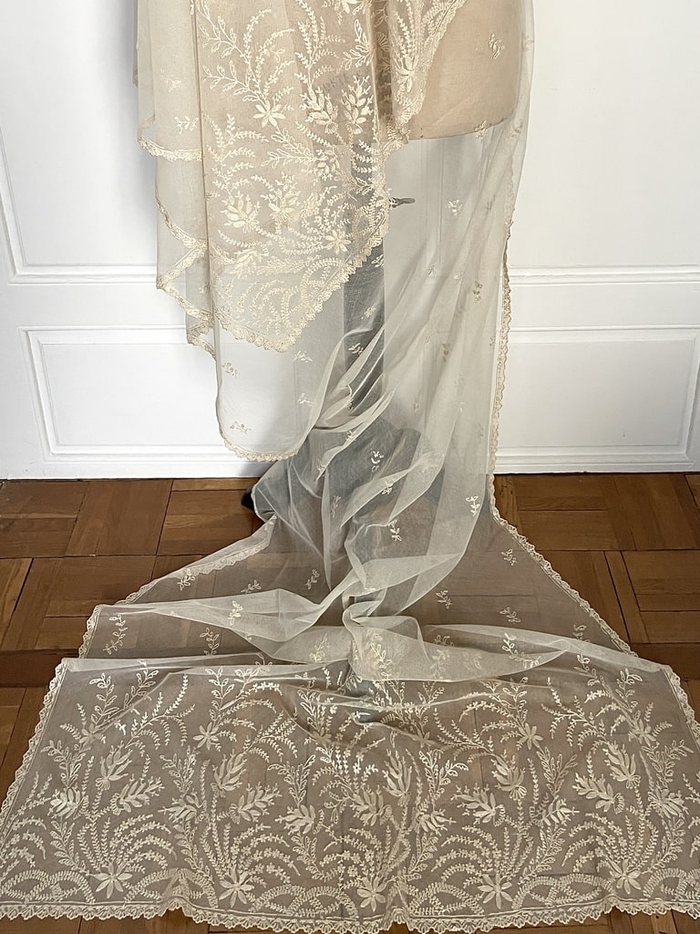 linge-ancien-dentelle-tulle-voile-mariage-broderie-luneville-costume-ancien-antiquite