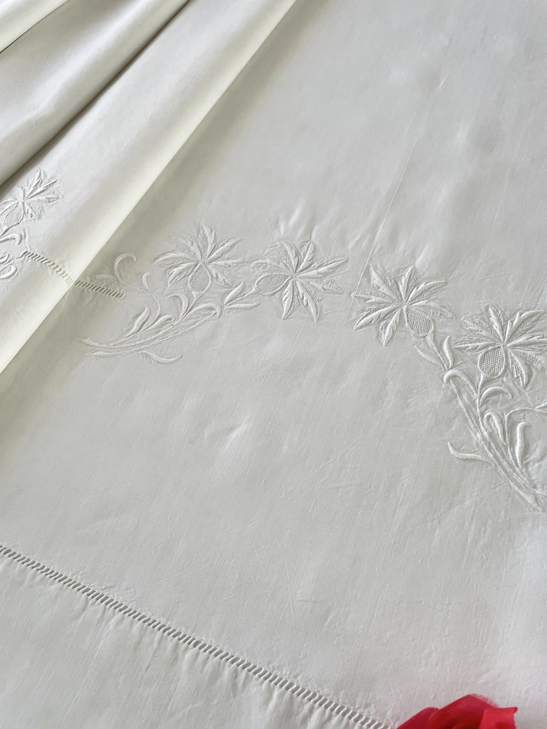 drap-ancien-en-lin-linge-de-lit-brode-main-xixeme-antiquite-brocante-shabby-chic-blanc-metis