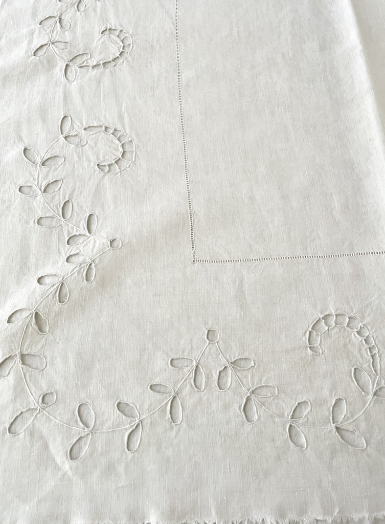 linge-ancien-lin-draps-taies-oreiller-traversin-couvertures-piquees-antiquite-brocante-shabby