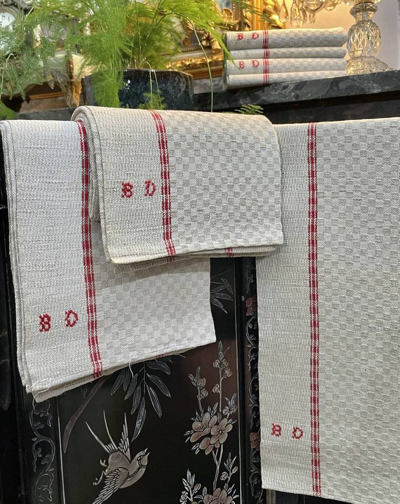 linge-basques-ancien-metis-liteaux-rouges-lin-monogramme-bd
