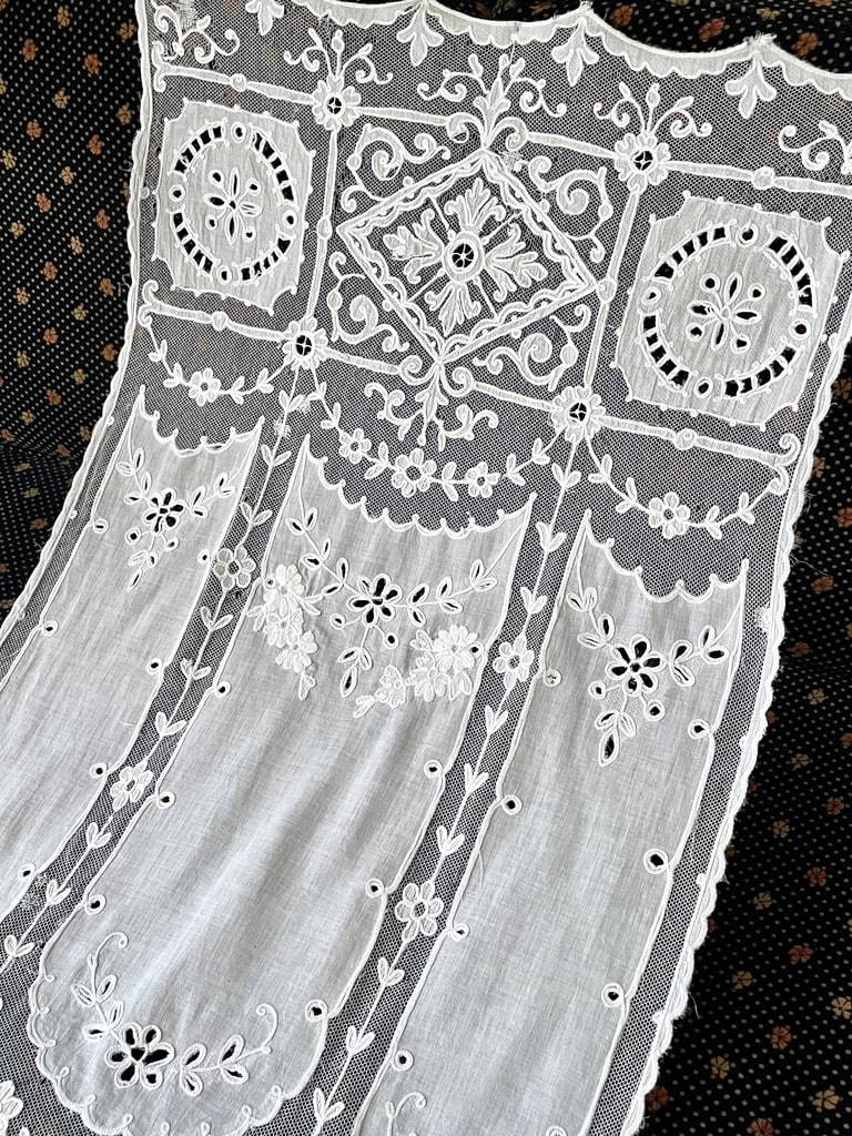 rideau-en-voile-de-coton-tulle-broderie-cornely-decoration-brise-vue-bise-anitquite