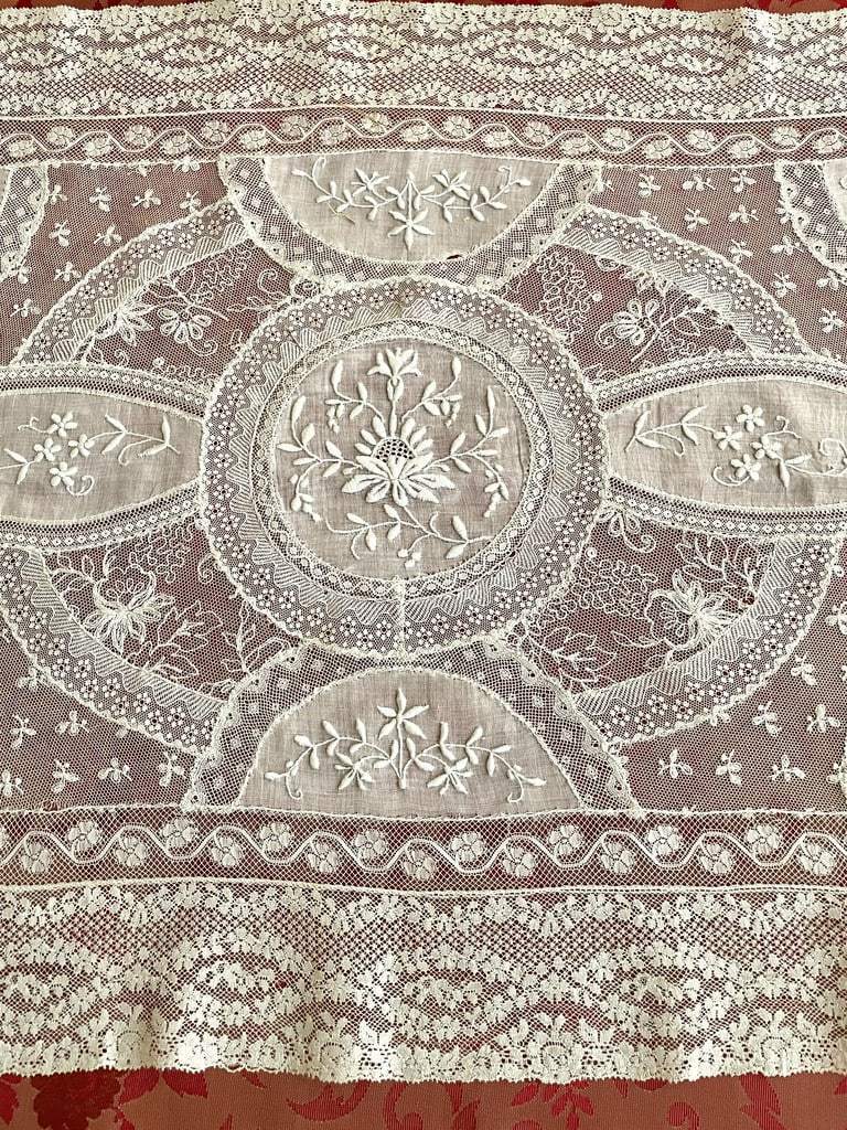 napperon-chemin-centre-de-table-fond-de-coiffe-bonnet-dentelle-valenciennes-fuseaux-linge-ancien-brocante