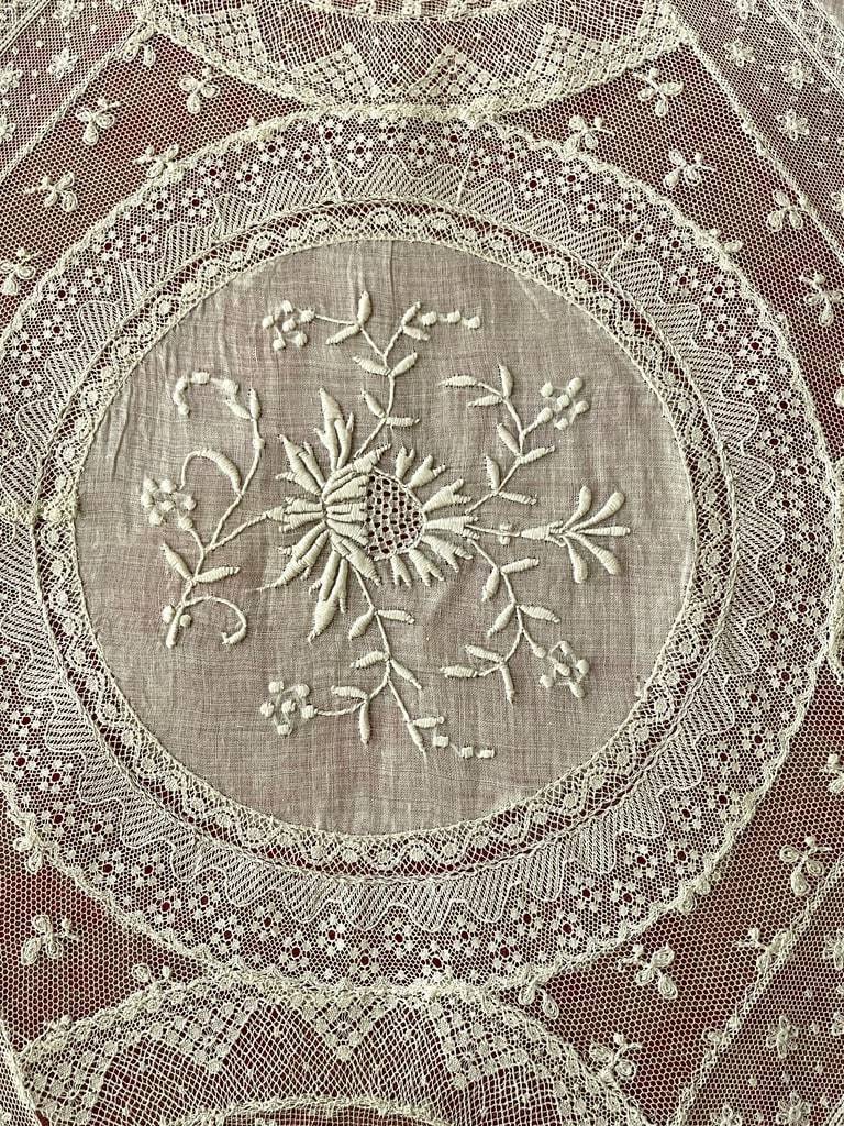 linge-ancien-fond-de-coiffe-bonnet-napperon-centtre-de-table