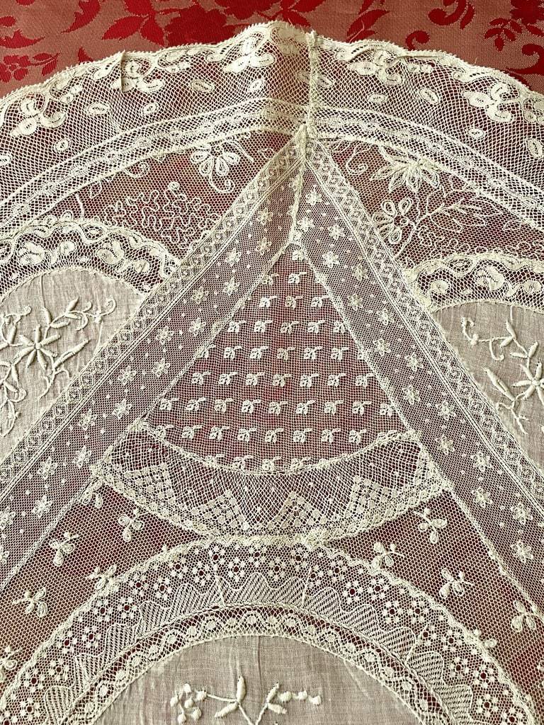 napperon-ancien-dentelle-de-valenciennes-fond-de-coiffe