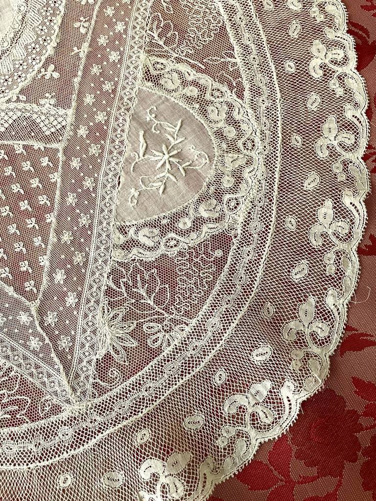napperon-chemin-centre-de-table-ancien-broderie-fond-de-coiffe-bonnet-antiquite-brocante