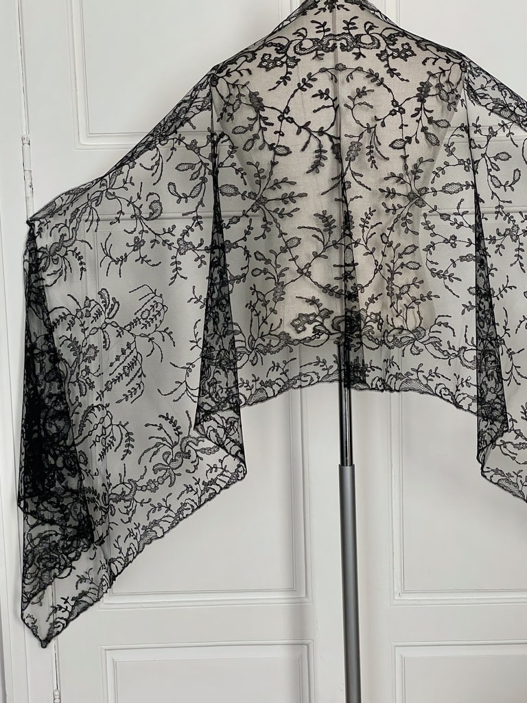 linge-ancien-mercerie-dentelles-couture-accessoire-chantilly-valenciennes-antiquite
