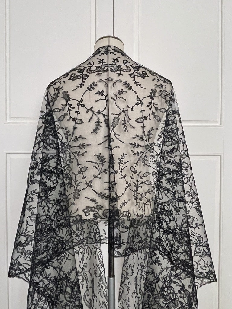 echarpe-etole-accessoire-de-mode-ancienne-1880-1900-dentelle-chantilly-fuseaux-noir-antiquite-brocante