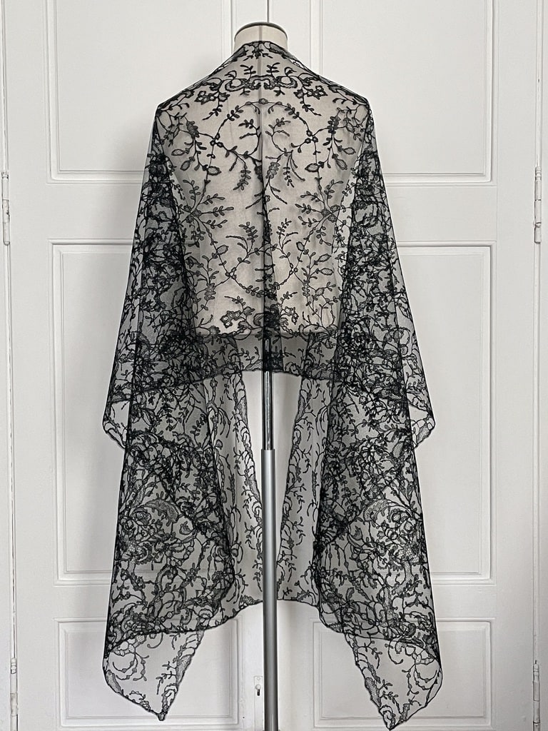 etole-ancienne-dentelle-noire-chantilly-accessoire-de-mode-epoque-linge-ancien-mercerie-antiquite