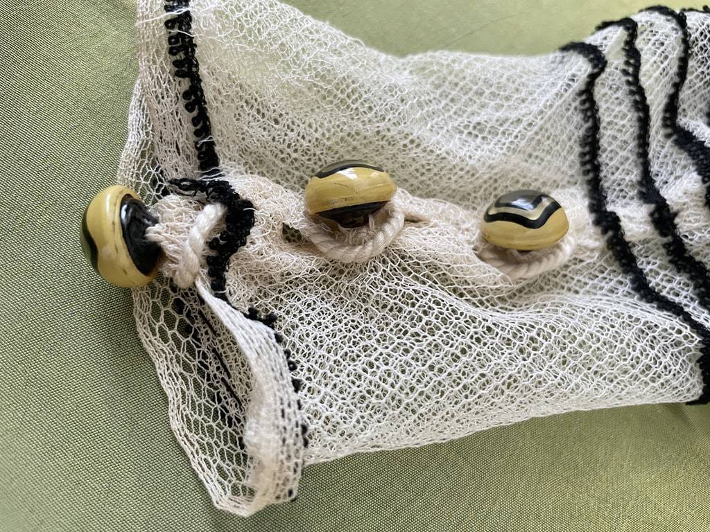 boutons-anciens-mercerie-boucles-dentelles-ceinture-souliers-rubans-antiquite-brocante