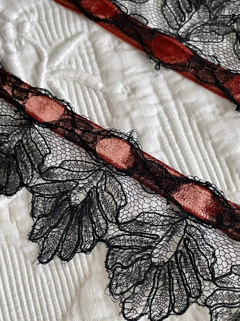 dentelle-ancienne-chantilly-arles-costume-arlesienne-fichu-chale-jupe-antiquite-linge-ancien-mercerie