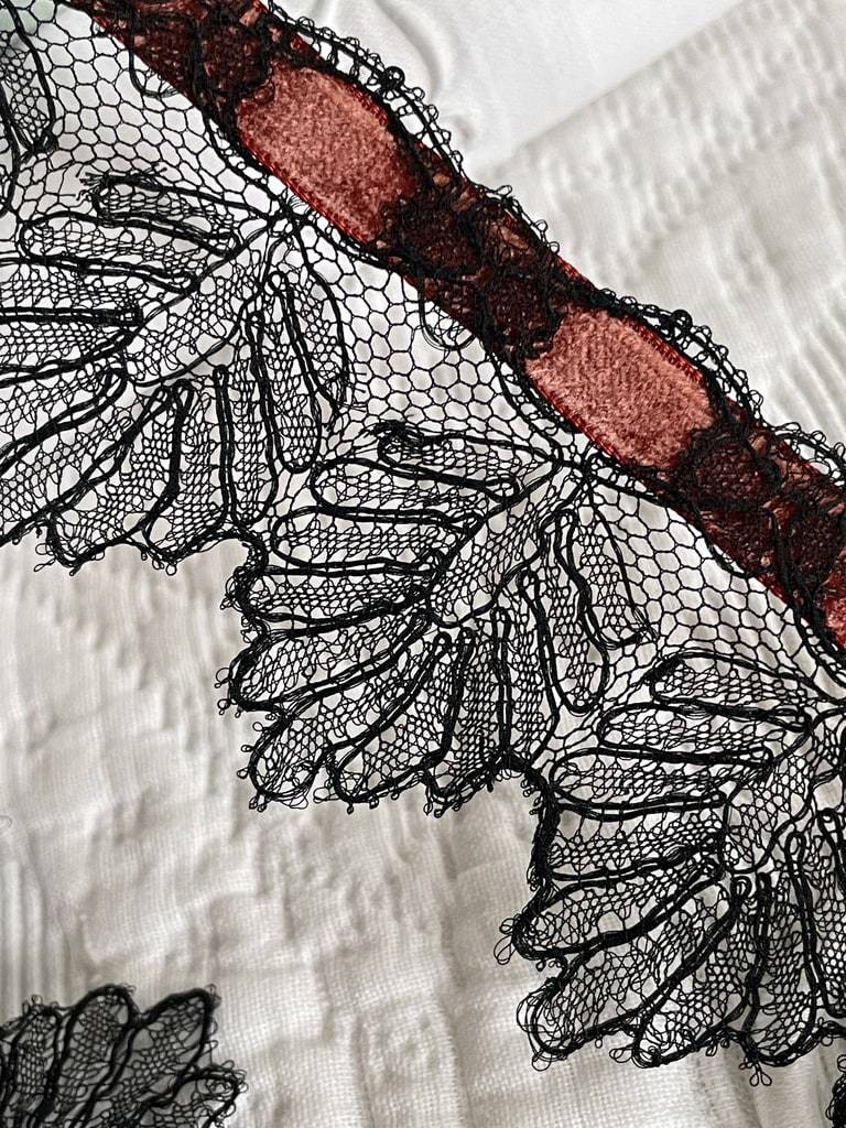 dentelle-ancienne-chantilly-soie-bruxelles-puy-en-velay-malines-valenciennes-guipure-filet-antiquite