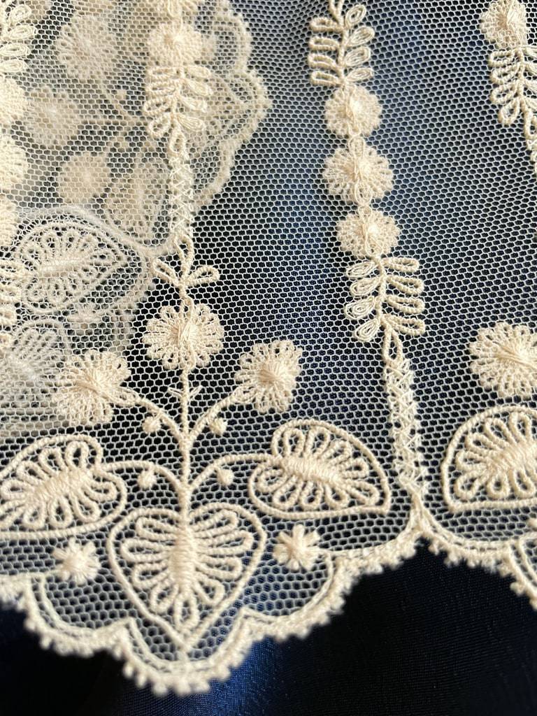 dentelles-anciennes-tulle-chantilly-valenciennes-bruxelles-duchesse-malines-blonde-antiquitejpeg