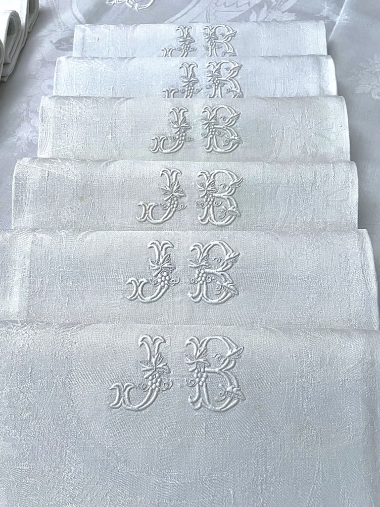 service-de-tabla-ancien-12-couverts-nappe-serviettes-monogramme-jb-brode-main-broderie-blanche-trousseau-initiales-antiquite