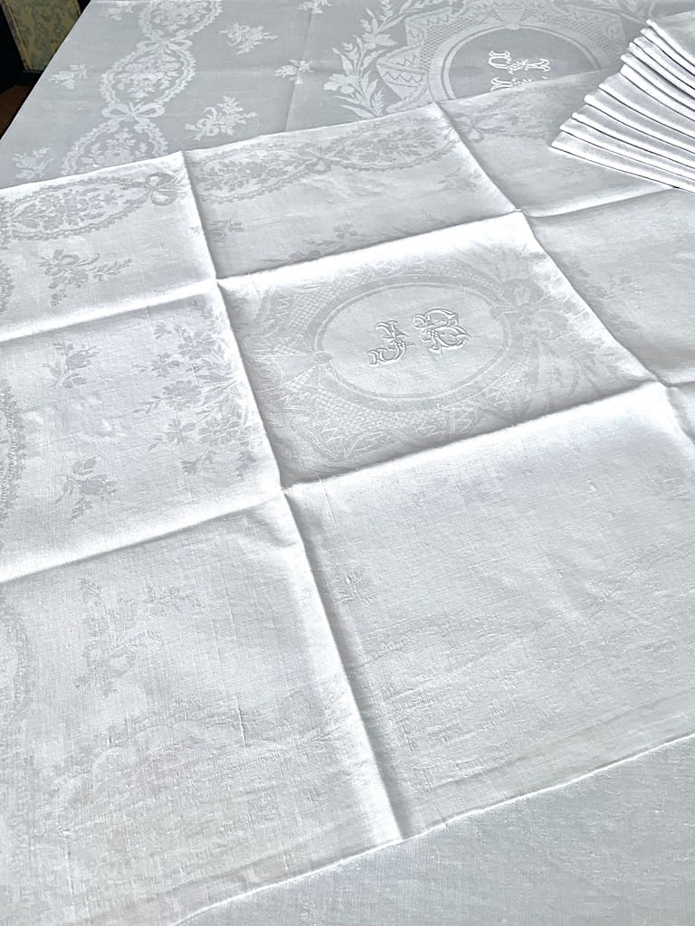 linge-ancien-nappe-serviettes-service-de-table-damas-de-lin-decor-fleur-semis-rubans-louis-xvi-brocante-shabby