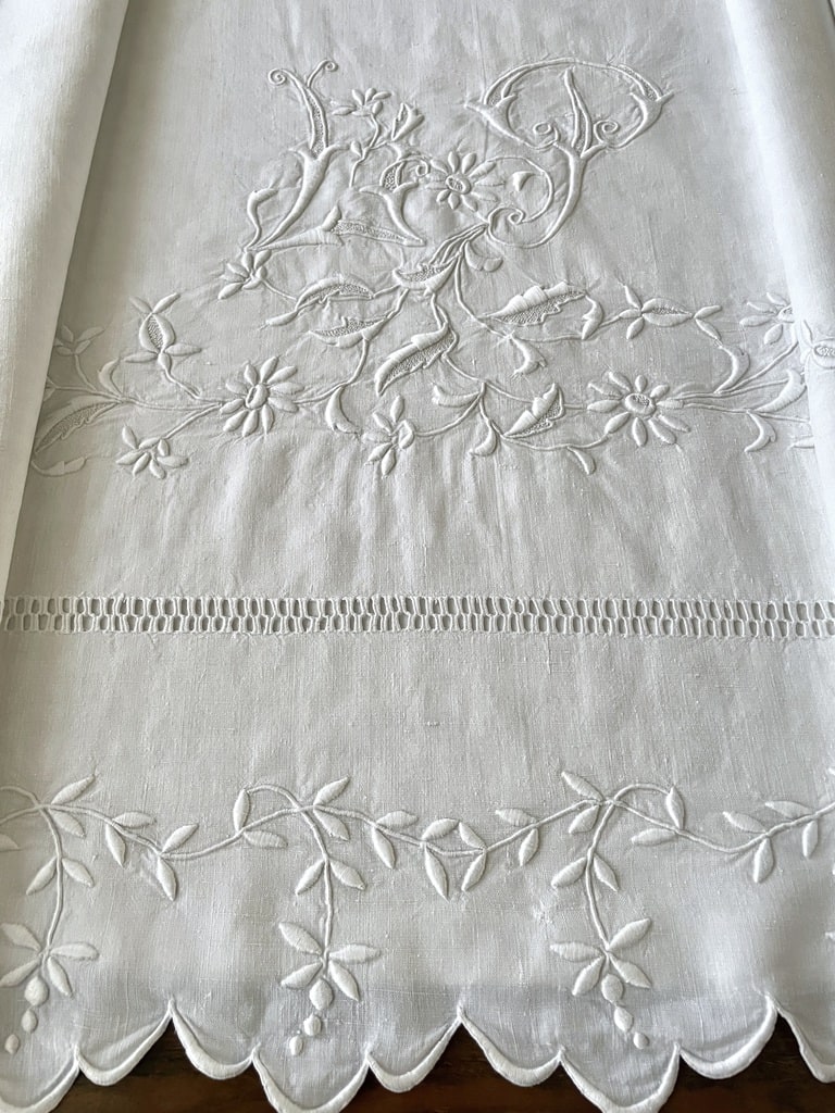 drap-en-lin-linge-ancien-feston-plumetis-trousseau-chiffre-lp-fleurettes-linge-de-lit-antiquite
