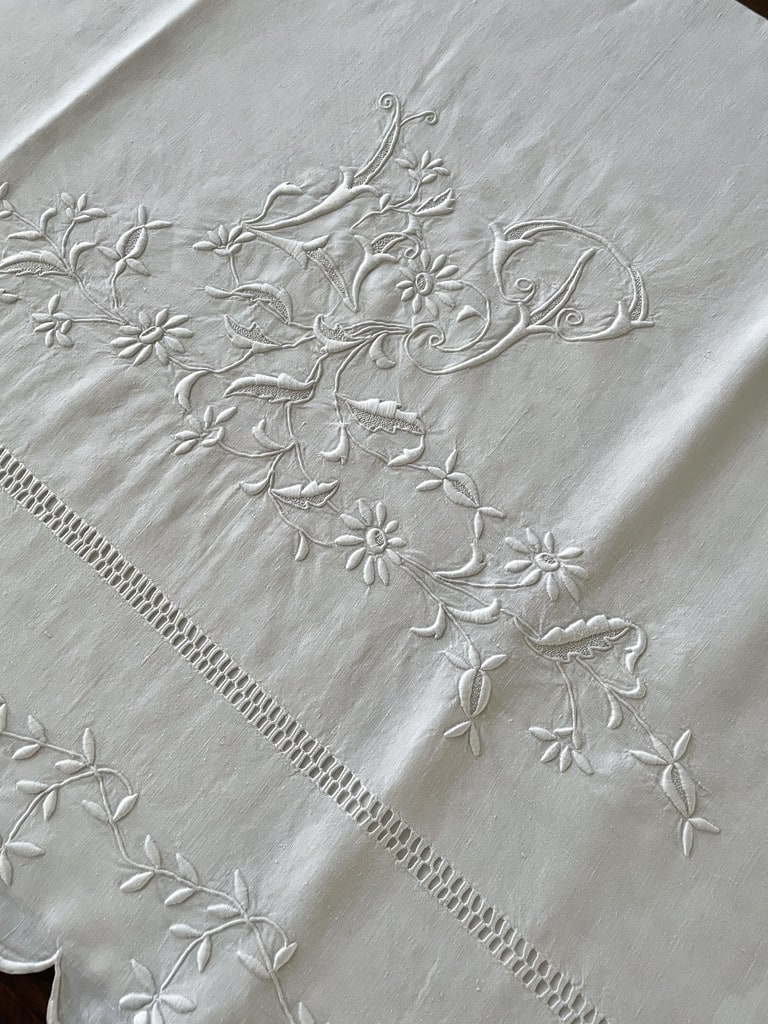 linge-ancien-lit-drap-brode-main-broderie-blanche-feston-jours-point-plumetis-antiquite-brocante