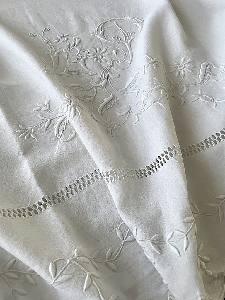 drap-ancien-en-lin-brode-main-linge-de-lit-trousseau-19eme-antiquite