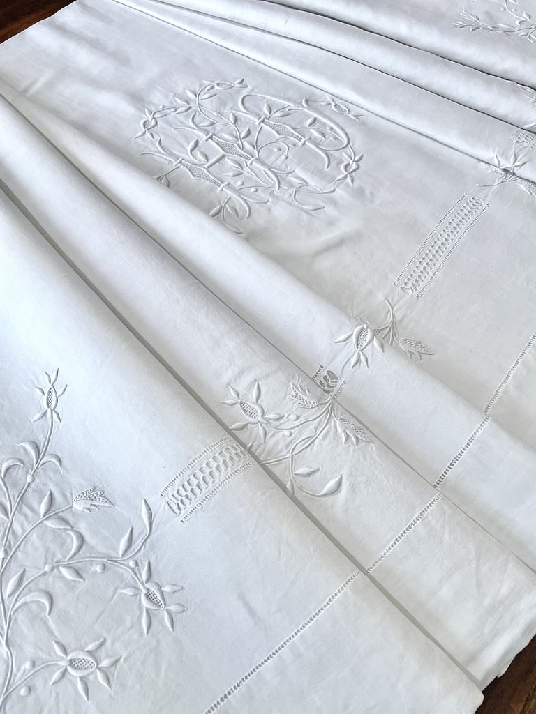 linge-de-lit-ancien-drap-en-lin-broderie-blanche-jour-plumetis-hd-monogramme-initiales-fiat-main-antiquite