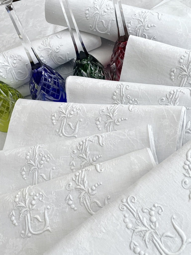 linge-ancien-art-de-la-table-nappe-serviettes-lin-damasse-broderie-blanche-plumetis-initiales-lc-antiquite