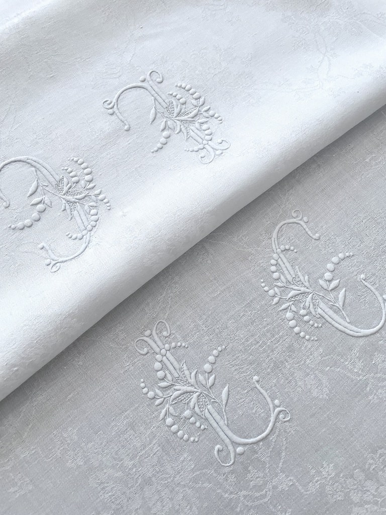 linge-ancien-art-de-la-table-nappe-serviettes-lin-damasse-trousseau-xixeme-broderie-blanche-fait-main-anitquite