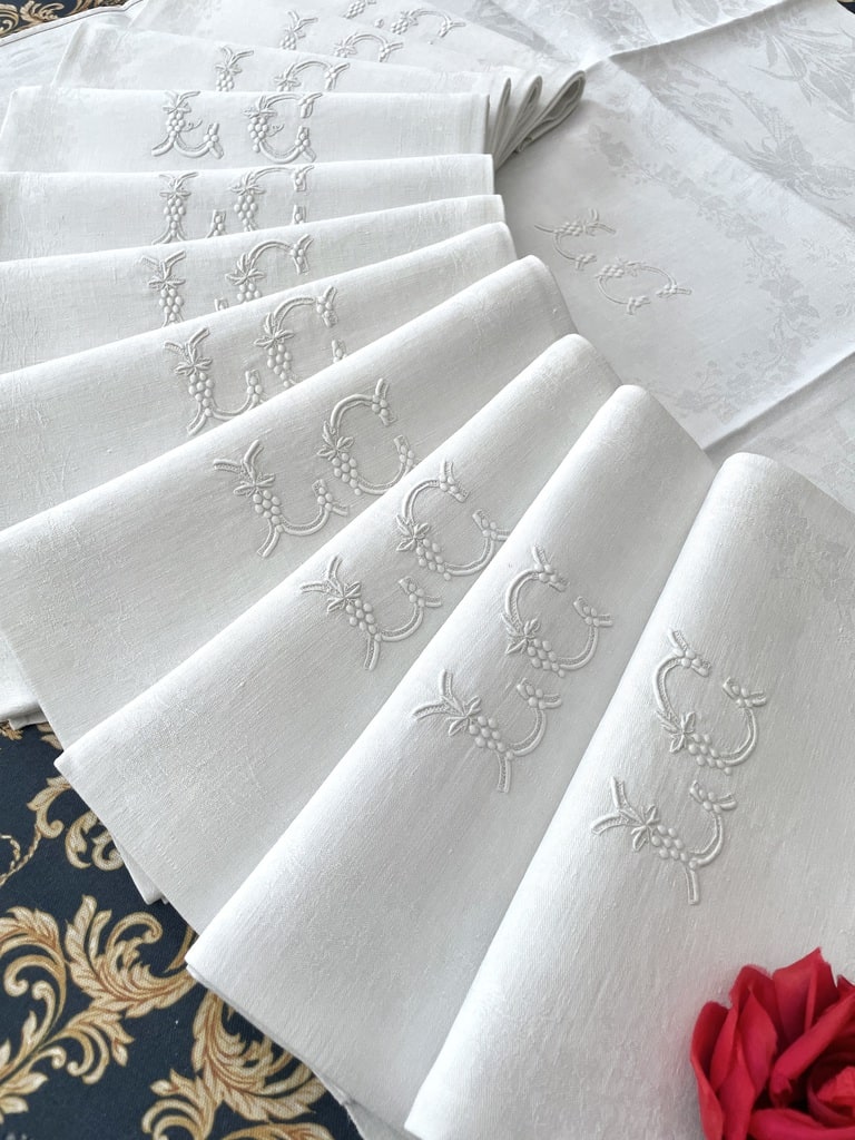 linge-ancien-art-de-la-table-serviettes-en-damas-de-lin-monogramme-brode-main-plumetis-initiales-lc-antiquite