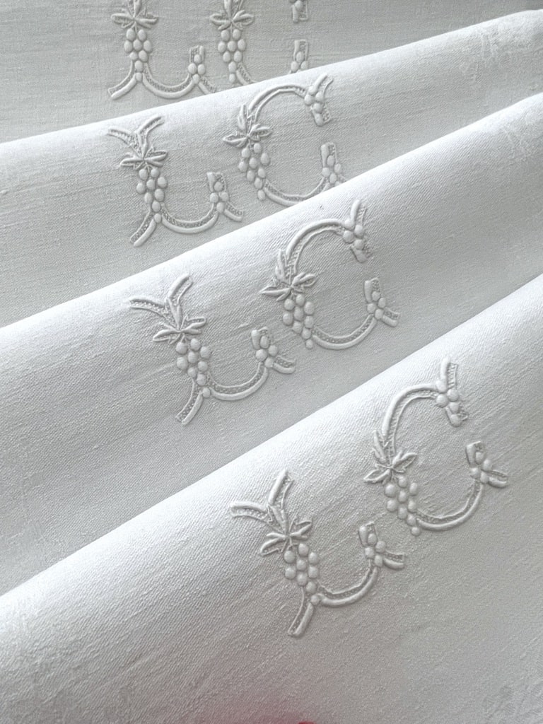linge-ancien-monogramme-broderie-blanche-plumetis-initiales-lin-trousseau-mariage-diners-de-fete-antiquite