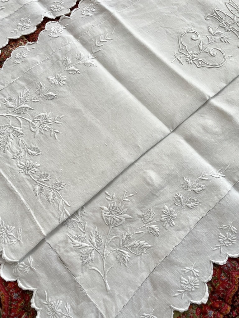 linge-ancien-pour-le-lit-taies-oreiller-traversin-draps-couvertures-piquee-trousseau-de-mariage-antiquite