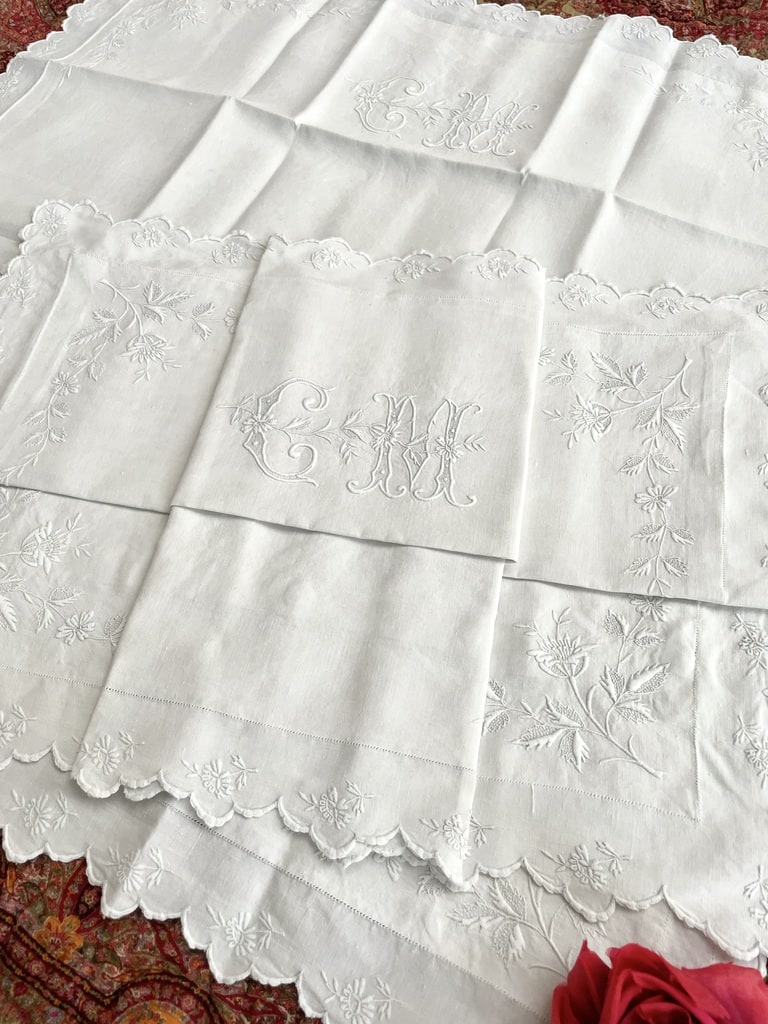 taies-d-oreiller-ancienne-linge-de-lit-broderie-blanche-feston-plumetis-initales-monogramme-cm-antiquite-brocante