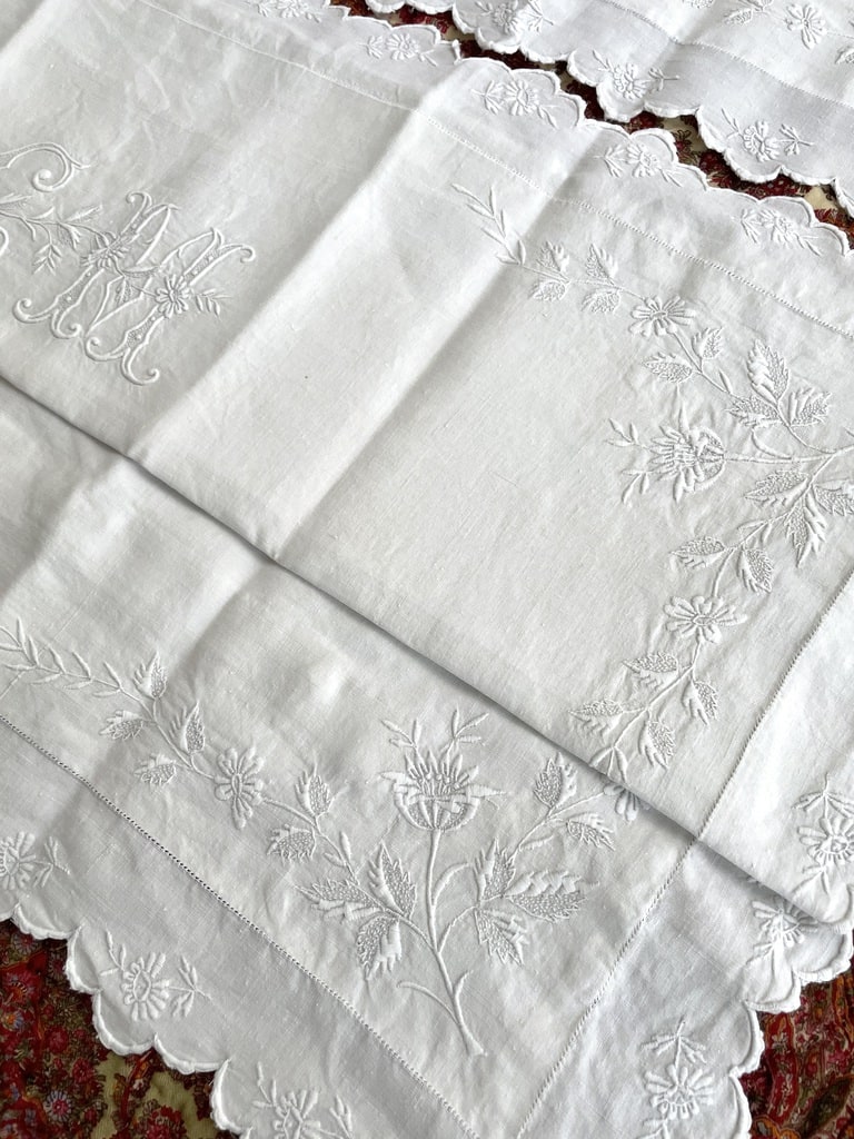 paire-de-taies-oreiller-ancienne-linge-en-lin-brode-main-plumetis-monogramme-cm-fleurs-brodees-bordures-festonnees-antiquite