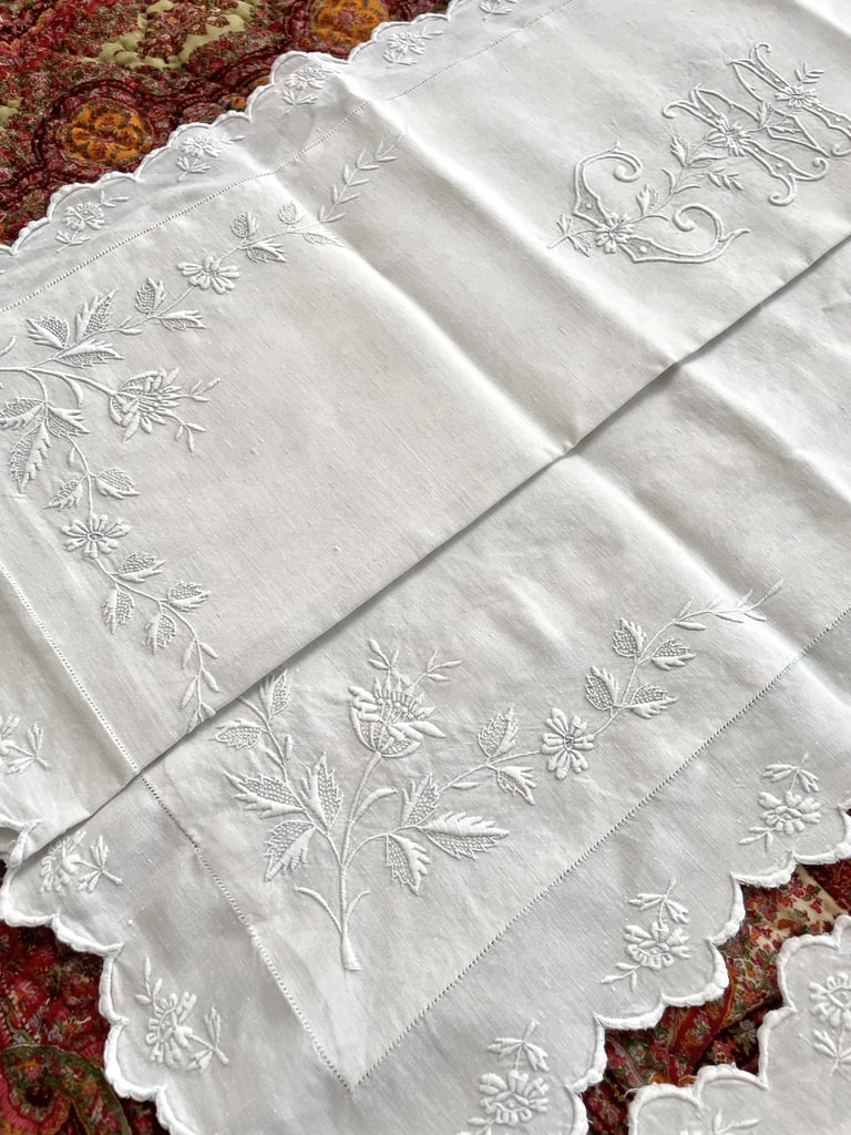 linge-ancien-taies-oreiller-traversin-draps-dessus-de-lit-couvertures-piquees-indiennes-antiquite