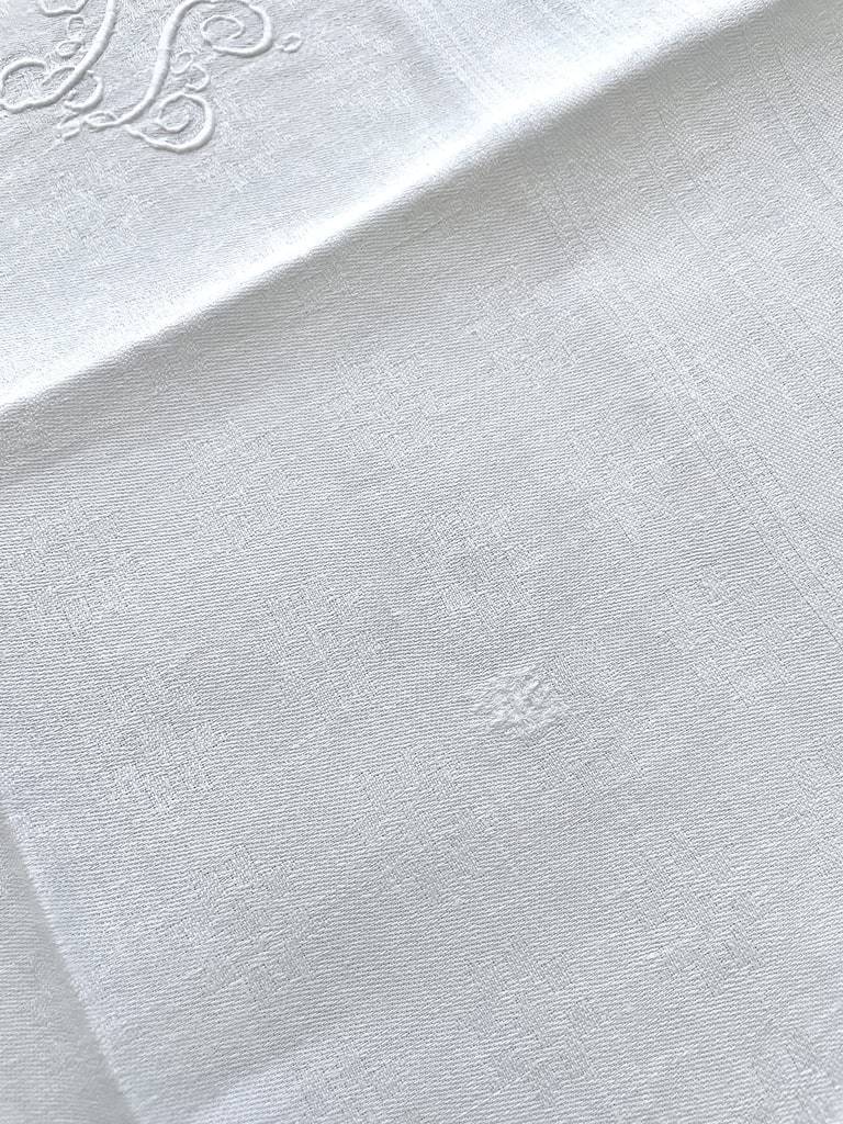 CHATEAURENARD Nappe jacquard polyesther damassé 200X150 Blanc SUD ETOFFE