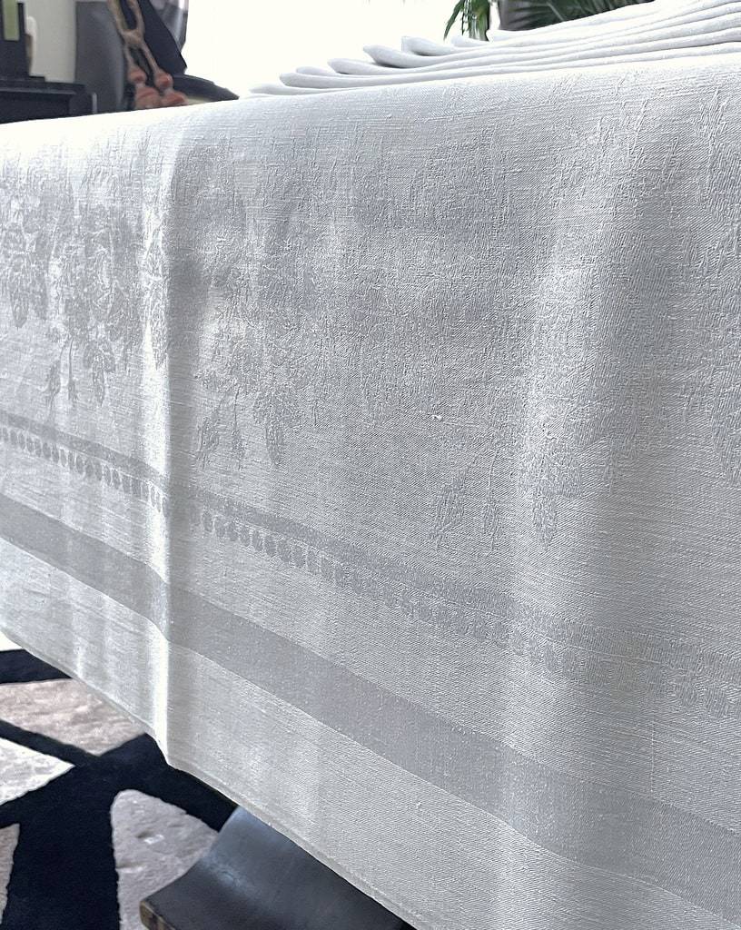 service-de-table-ancien-en-lin-damasse-nappe-serviettes-fleurs-de-lys-brode-main-broderie-blanche-trousseau-antiquite