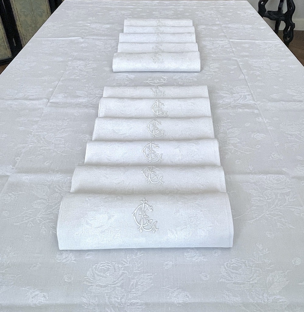 service-de-table-lin-damasse-broderie-blanche-fait-main-fleur-de-lys-monogramme-diner-repas-banquet-ceremonie-fetes