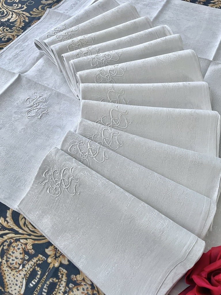 serviettes-anciennes-linge-de-table-lin-damasse-monogramme-initiales-diners-de-fetes-brodees-main-broderie-blanche-antiquite-brocante