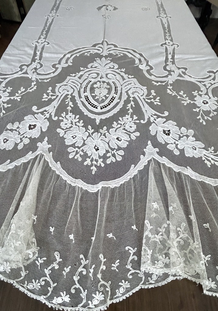 rideau-ancien-voile-de-coton-batiste-tulle-application-cornely-decor-fleurs-vase-fenetre-antiquite-linge-ancien