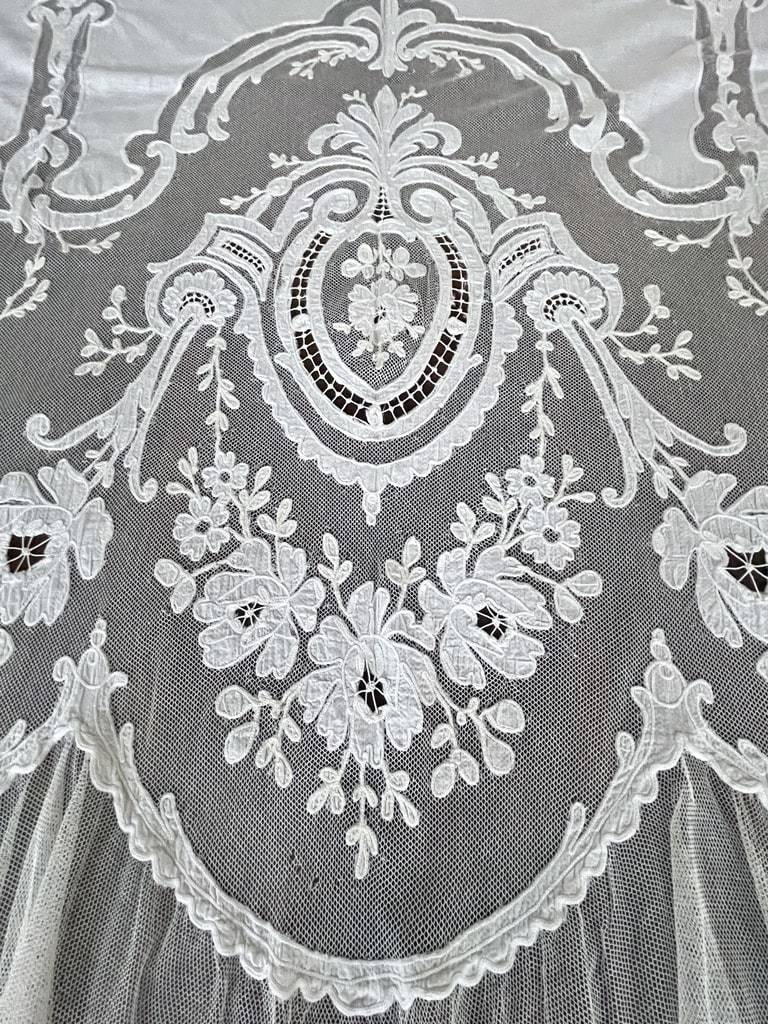 rideau-ancien-store-en-voile-mousseline-de-coton-application-sur-tulle-brode-cornely-linge-ancien-antiquiteJPG