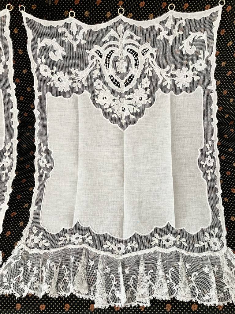 paire-rideaux-anciens-tulle-broderie-application-cornely-sur-voile-de-coton-batiste-antiquite-brocante