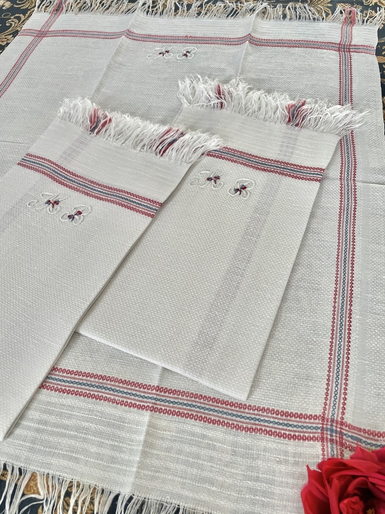 linge-ancien-serviettes-de-toilette-invite-visage-essuies-main-coton-liteaux-rouges-bleus-brocante