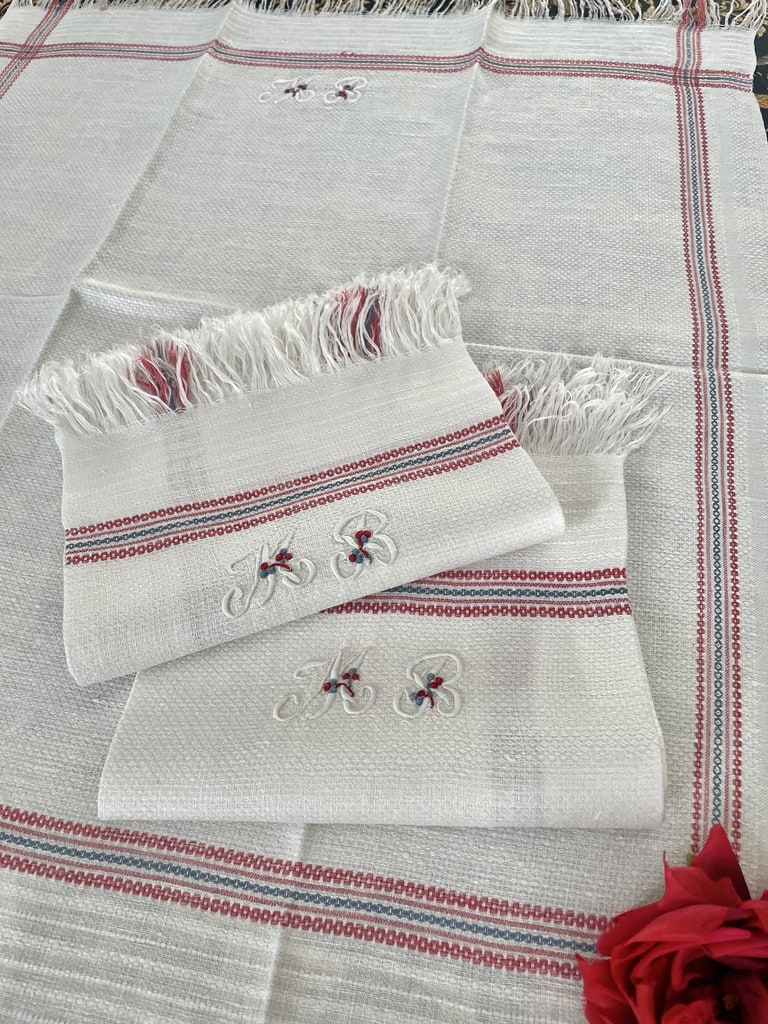 serviettes-visage-toilette-invite-linge-ancien-antiquite-brocante-monogramme-ab-liteaux-rouges-coton