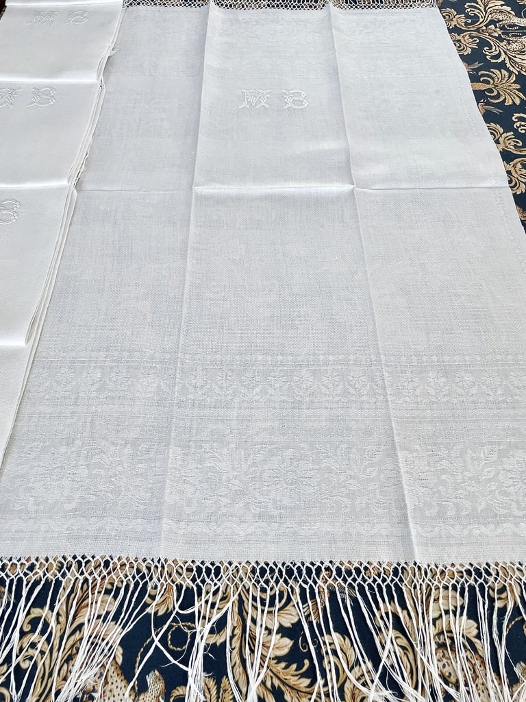 anciennes-serviettes-de-toilette-mains-visage-invites-damas-de-lin-liteaux-broderie-blanche-monogramme-mb-antiquite