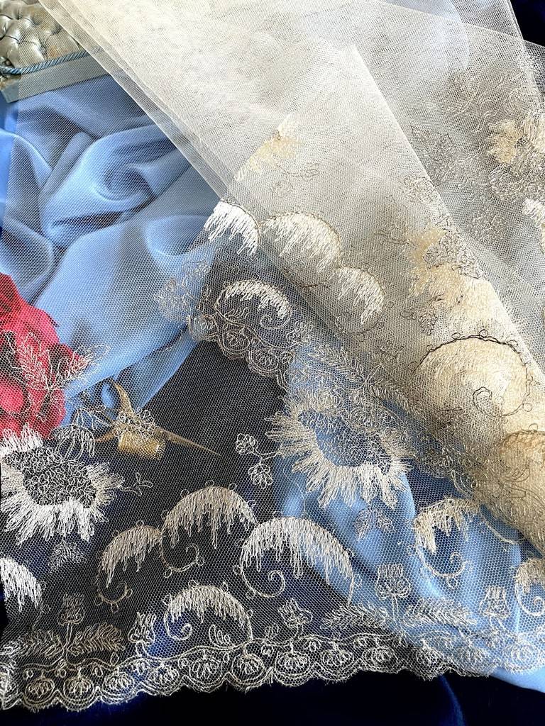 dentelle-ancienne-tulle-rebrode-fil-d-argent-art-deco-mercerie-costumier-costume-ancien-vêtement-poupee-antiquite-brocante