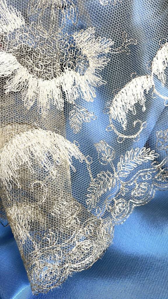 dentelle-en-tulle-de-soi-brode-main-fil-argent-epoque-art-deco-mecerie-ancienne-1925-1920-antiquite-brocante