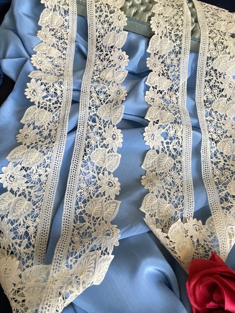 dentelle-ancienne-duchesse-de-bruxelles-costume-arlesienne-costumier-fichu-fuseaux-antiquite-brocante