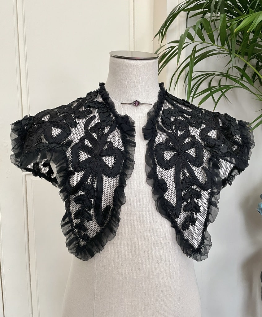 col ancien couvre epaule tulle voile de soie noir soutache epoque napoleon 3 xixe costume linge ancien antiquite