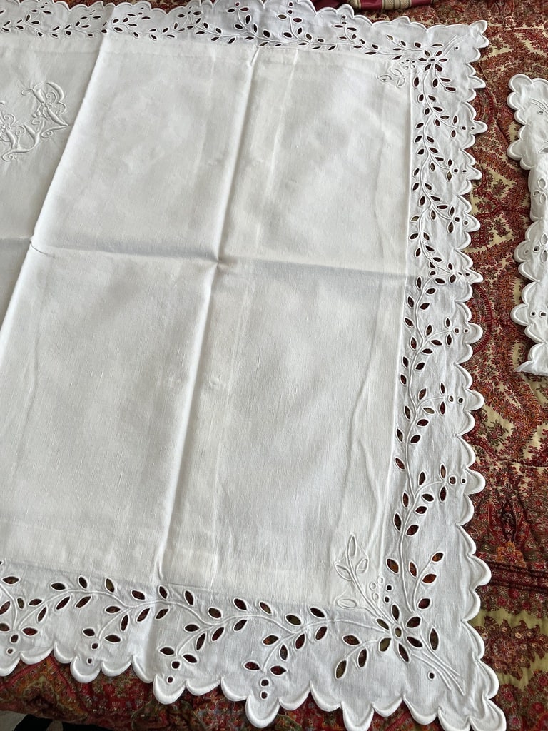 linge-de-lit-ancien-taies-oreiller-traversin-draps-couvertures-piquee-boutis-broderie-blanche-fait-main-antiquite-brocante