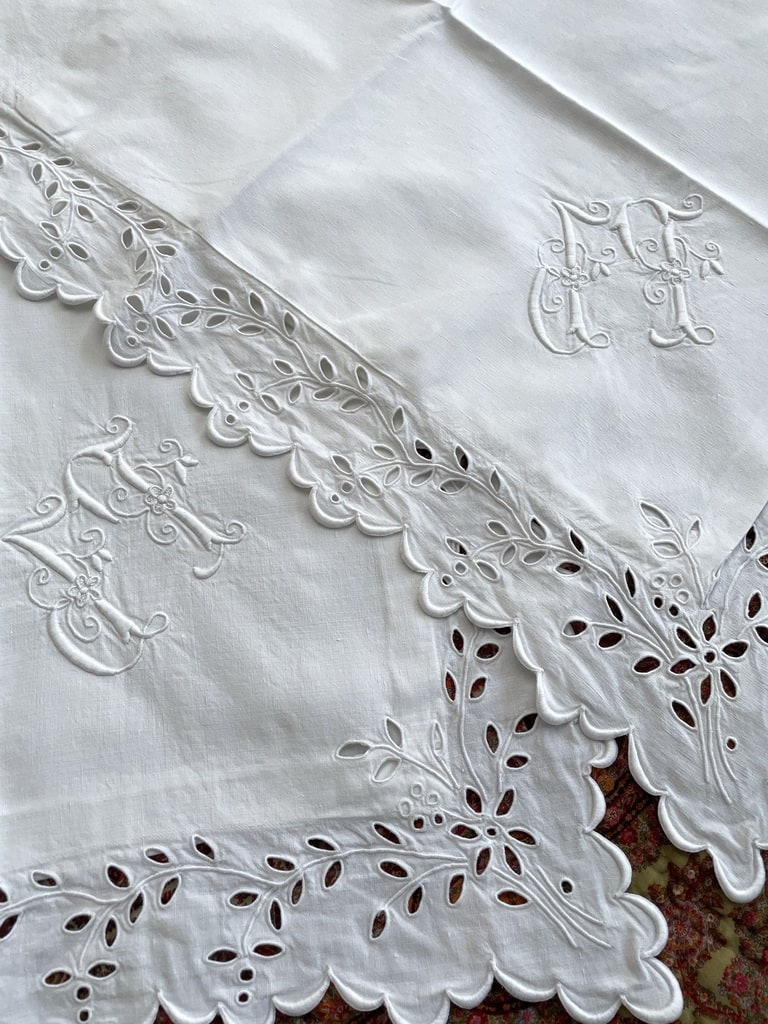 linge-de-lit-ancien-taies-oreiller-paire-lin-broderie-anglaise-feston-fil-antiquiite-brocante-