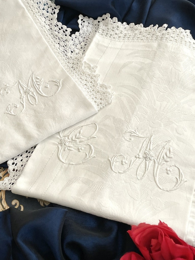 taies-oreiller-coton-damasse-dentelle-boutons-nacre-initiales-brodees-main-cm-linge-de-lit-ancien-antiquite-brocante-shabby-chic