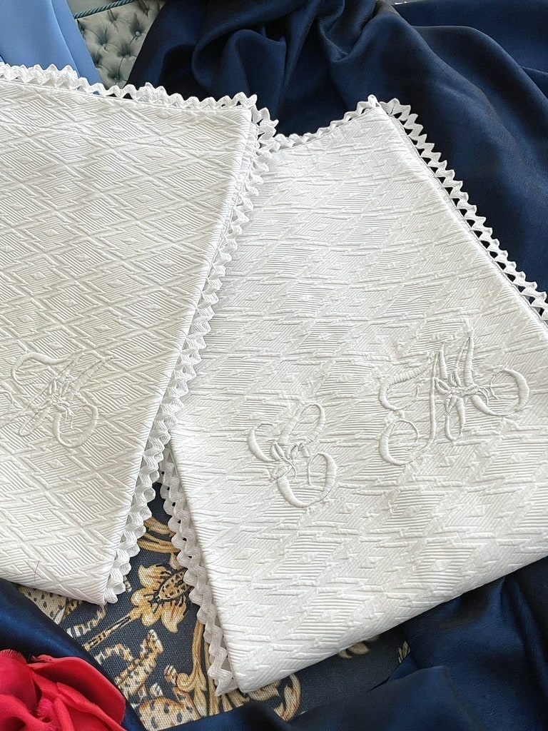 linge-de-lit-ancien-taies-draps-couvertures-boutis-dessus-de-lit-pique-marseillais-provencal-antiquite-brocante
