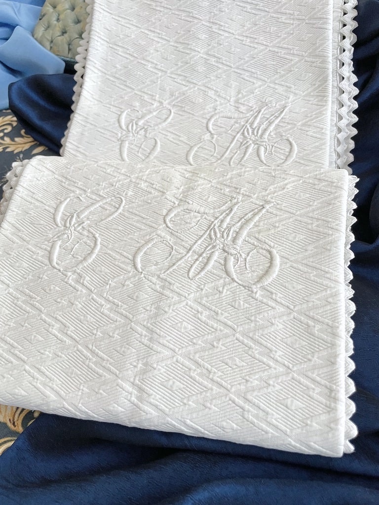 linge-de-lin-anicen-en-pique-de-coton-blanc-chiffre-cm-taies-d-oreiller-xixe-dentelle-antiquite-brocante