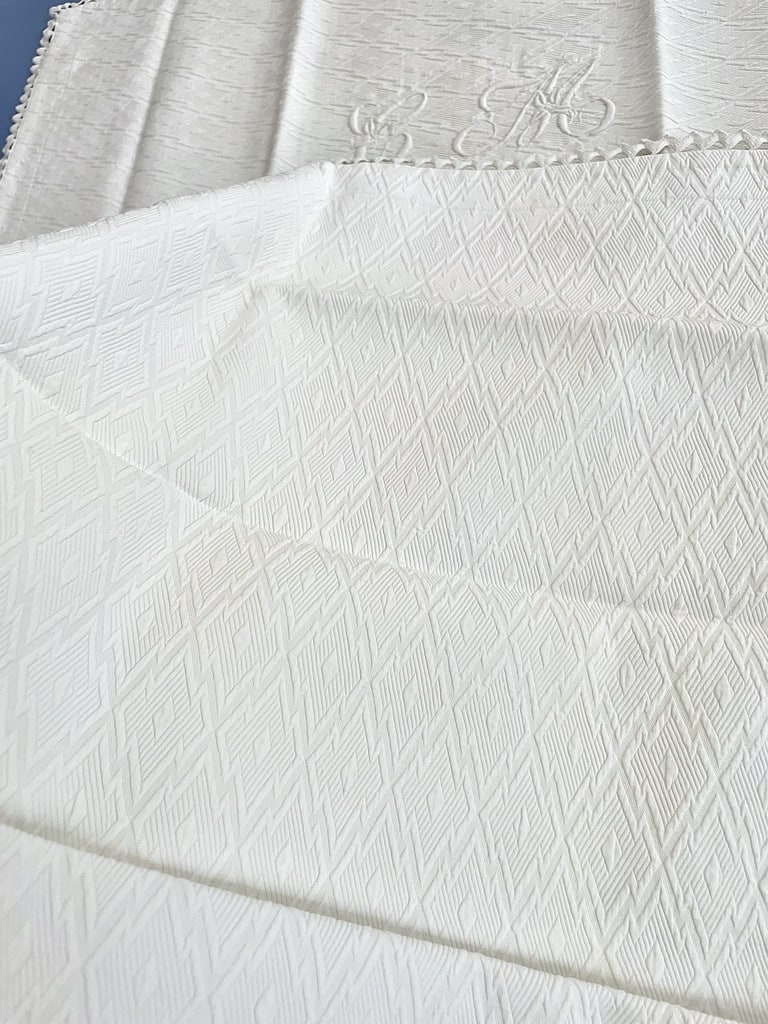 taies-d-oreillers-anciennes-pique-de-coton-gaufre-brode-main-monogramme-cm-au-plumetis-dentelle-antiquite-brocante